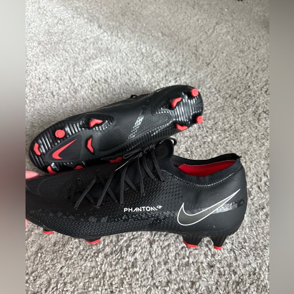 Nike Black and Red Athletic Shoes with Sleek Design